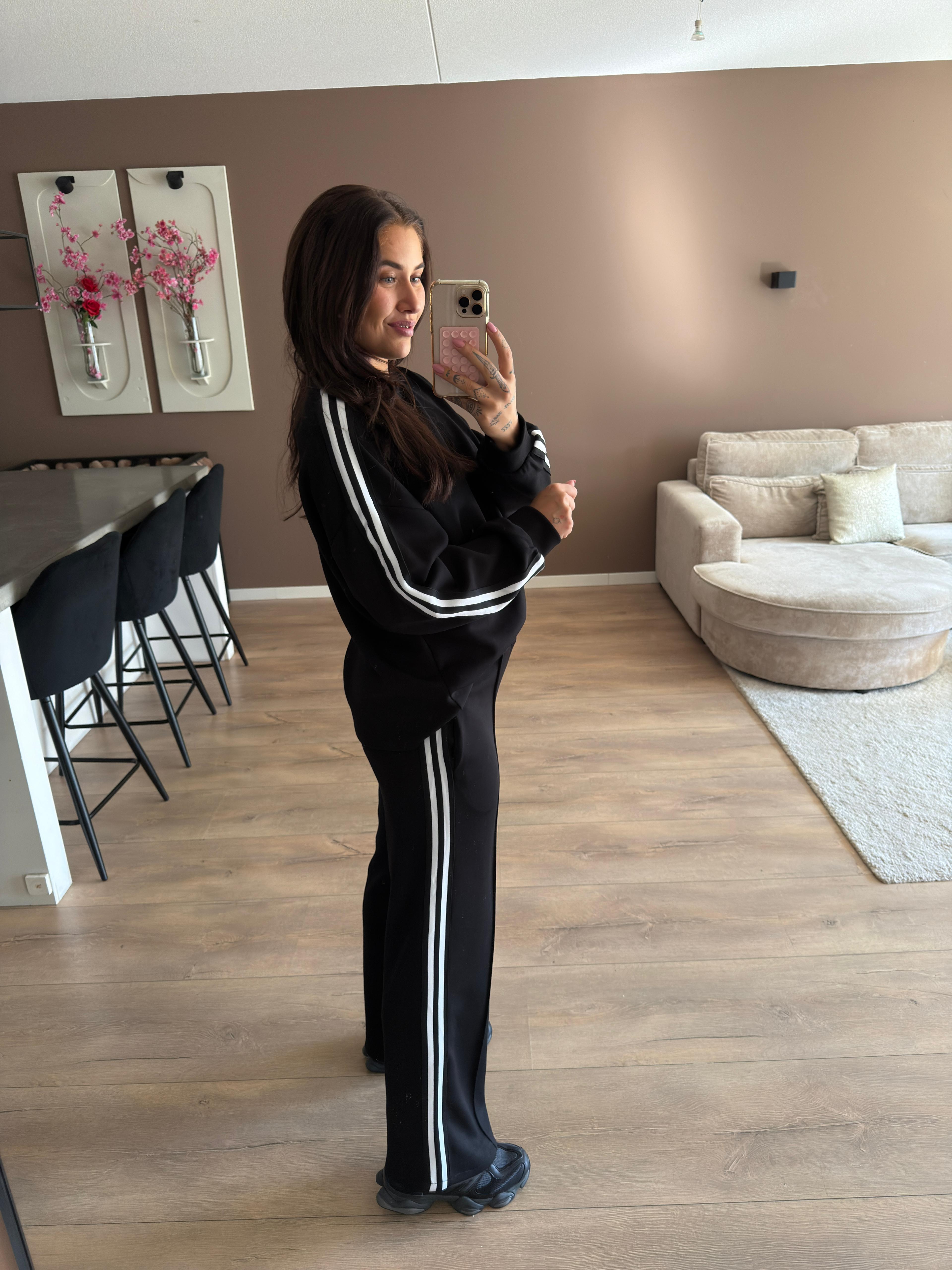 Monse TikTok set