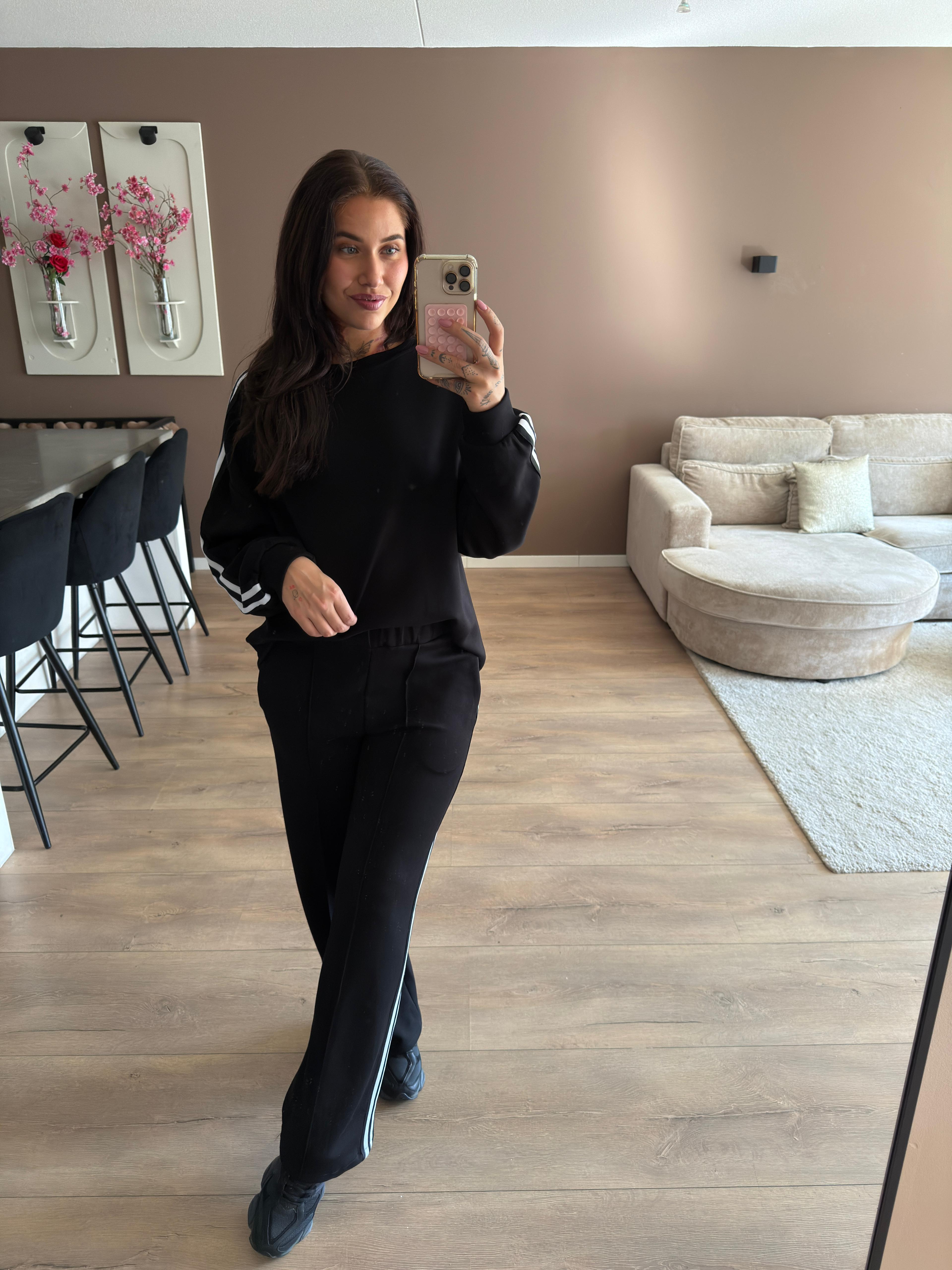 Monse TikTok set