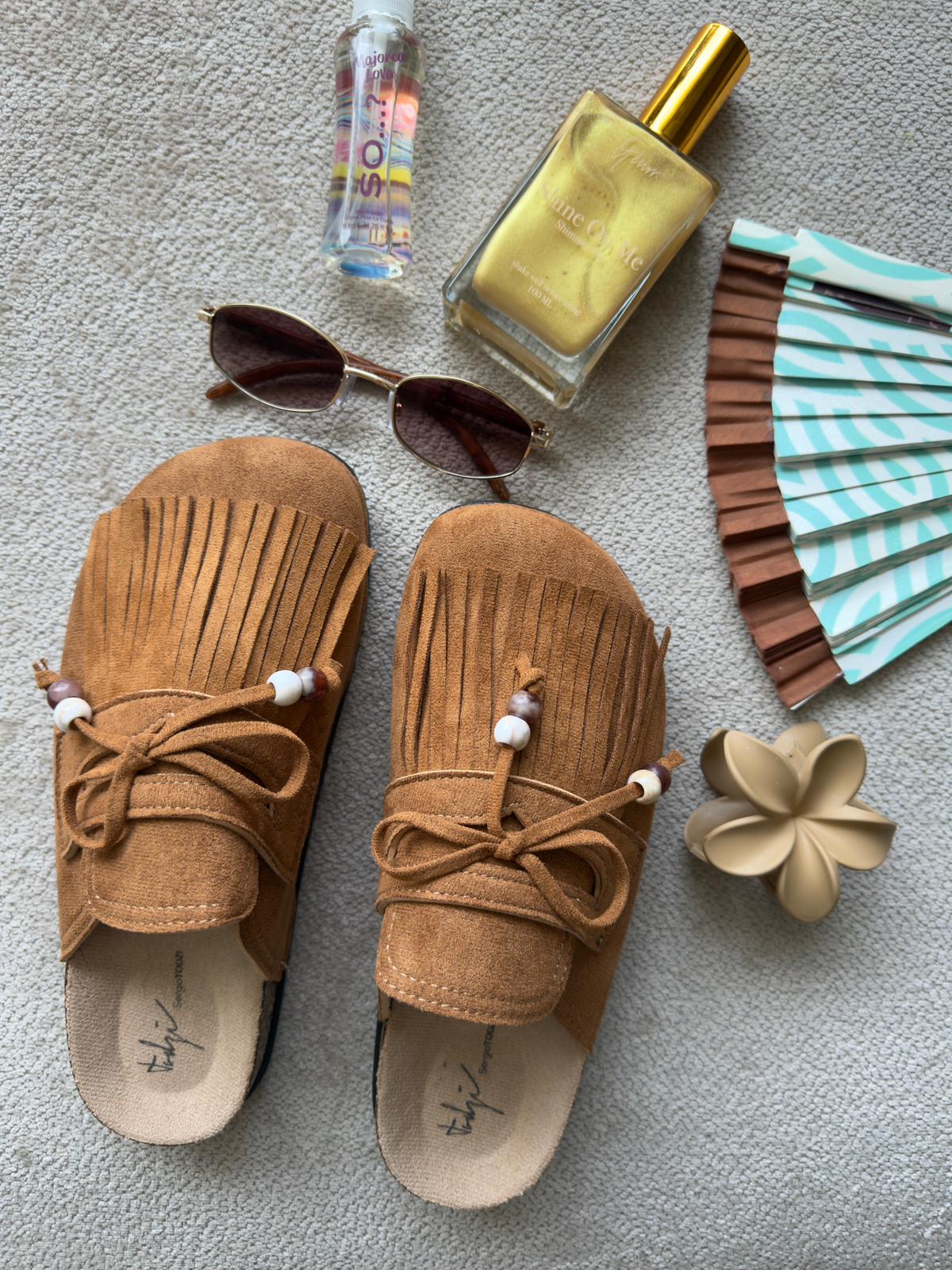 Suede clogs