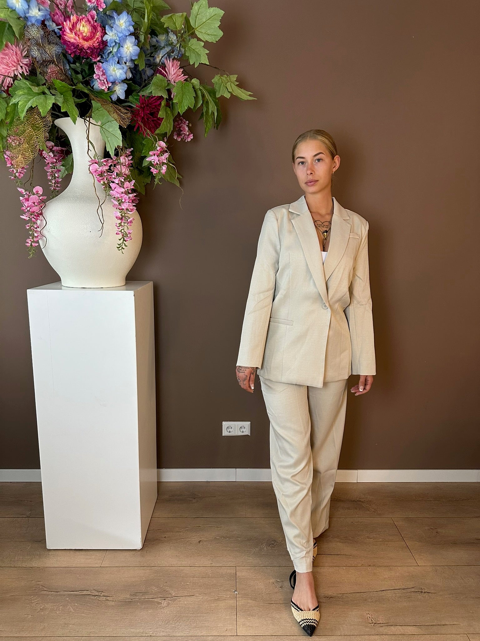 Aisa Beige Suite
