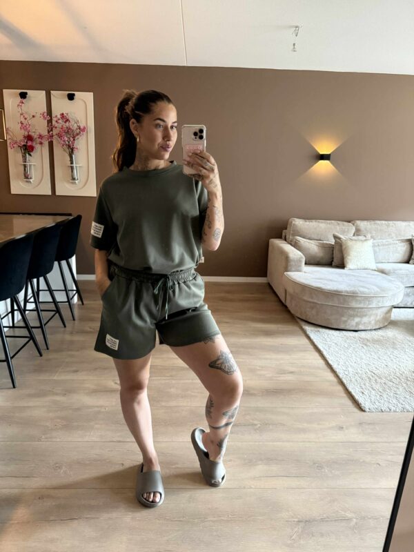 THE new khaki LIFE ISN'T GOOD SET